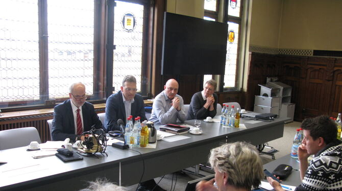Pressekonferenz im Landratsamt (von links): Landrat Thomas Reumann, Dr. Gottfried Roller, Leiter des Kreisgesundheitsamts, Dr. D
