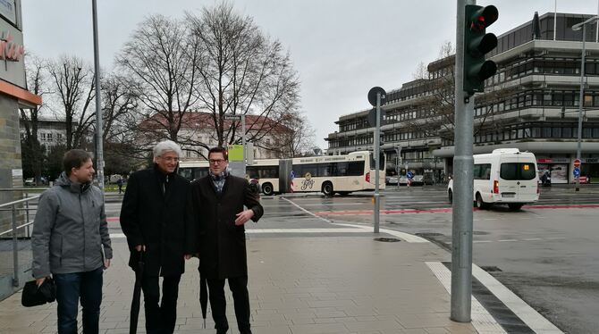 Pressetermin im Nieselregen, von links: Patrick Heintel und Stefan Dvorak (Stadt) mit Bernd Kugel (RSV) an der Einmündung der Ga