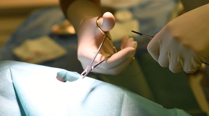 Planbare Operationen wurden wegen der Coronakrise aufgeschoben.  FOTO: ZENKE