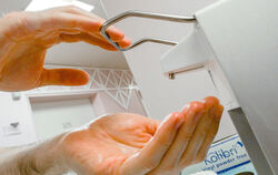 Händewaschen und gelegentlich desinfizieren macht Sinn.