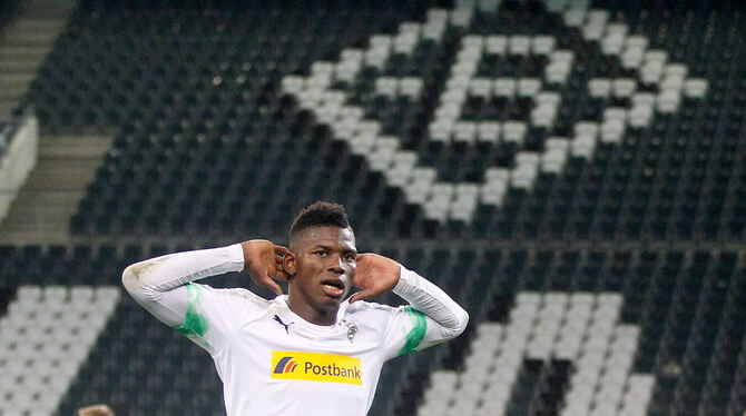 Gladbachs 1:0-Torschütze Breel Embolo jubelt im leeren Borussia-Park.  FOTO: DPA