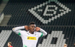 Gladbachs 1:0-Torschütze Breel Embolo jubelt im leeren Borussia-Park.  FOTO: DPA