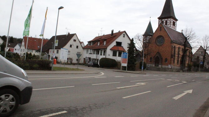 Nicht nur der Kreuzungsbereich wird neu gestaltet. Auch unter der Oberfläche wird kräftig investiert in Kanal und Wasserleitung.