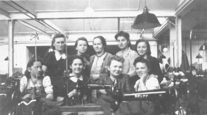 Die Zwangsarbeiterinnen aus Polen im Jahr 1943 in der Produktionshalle von Hugo Boss. FOTO: STADTARCHIV METZINGEN