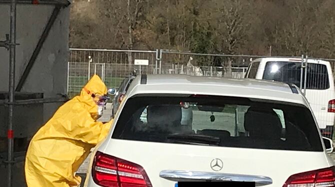 Drive-In-Teststation auf dem Festplatz: Die Ärztin macht einen Abstrich.