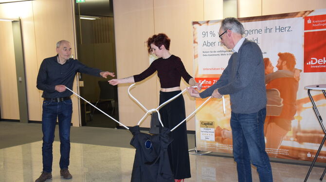 Sieger Maier (links) und Albert Mollenkopf assistierten Magierin Jaana Grabl bei ihrem Seil- und Knoten-Zaubertrick mit "Houdini