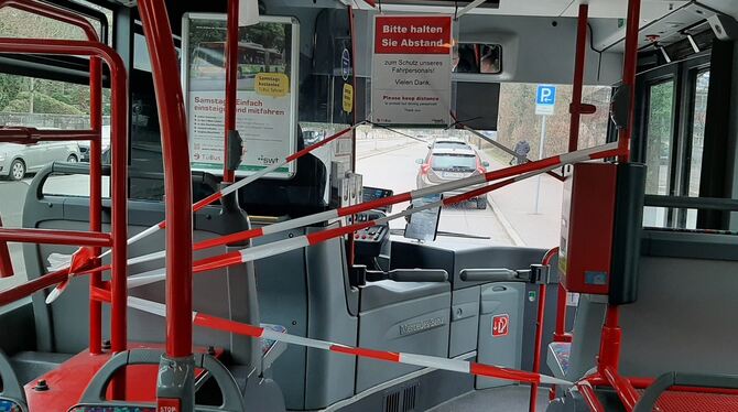Auch in den Tübinger Bussen ist der Durchgang zum Fahrer abgesperrt, hier Linie 5.