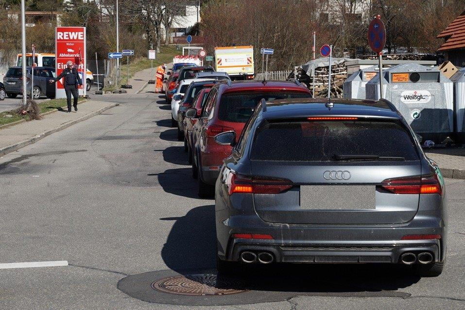 Lange Autoschlangen am Abstrichzentrum in Münsingen, das ausdrücklich nicht für die Öffentlichkeit gedacht ist.