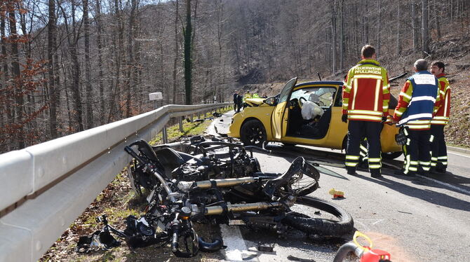 Die beiden beteiligten Fahrzeuge waren nach dem Zusammenstoß schwer beschädigt.   FOTO: SAUTTER