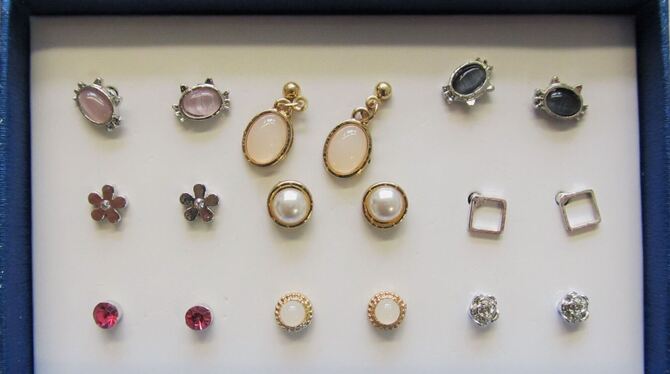 Modeschmuck ist nicht nur schön, manchmal ist er auch schädlich. Das Regierungspräsidium Tübingen hat nun 500 Schmuckstücke auf