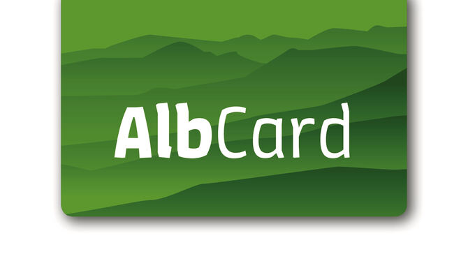 Wie eine kleine Scheckkarte soll die »AlbCard« Gästenden Zugang zu vielen touristischen Highlights erleichtern.  FOTO: SAT