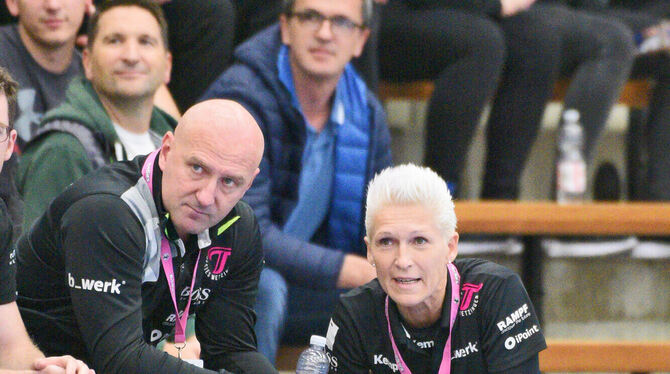 Überlegen, wie es für die Metzinger Handballerinnen weitergeht: Trainerin Edina Rott und Manager Ferenc Rott.  FOTO: EIBNER