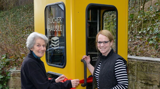 Spenderin Ortrun Groß (links) und Ortsvorsteherin Andrea Fähnle »eröffneten« das neue Bücherhäusle.  FOTO: NIETHAMMER