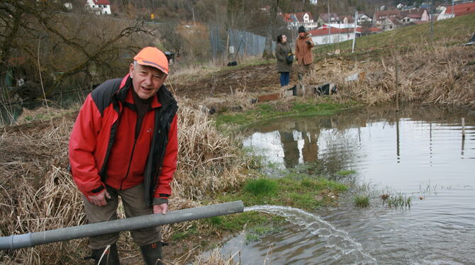 Wasser marsch: Reinhold Braun aktiviert die erste Wasserpumpe. FOTOS: THUMM