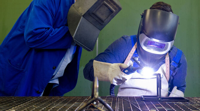 Lernen, wie man ein Schweißnaht macht, können Azubis nur noch in den Betrieben. Die Berufsschulen sind zu.  FOTO: DPA