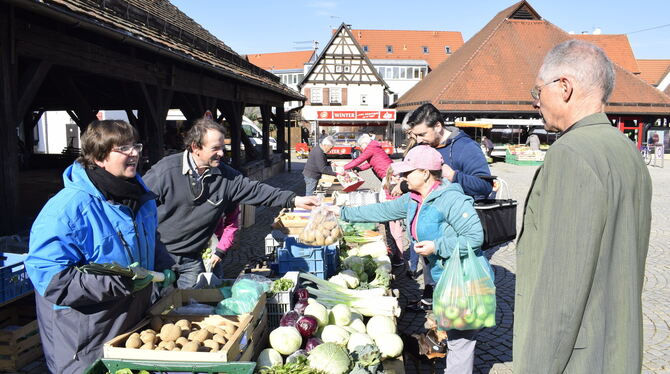 Der Wochenmarkt in Metzingen ist trotz – oder vielleicht auch wegen – des Coronavirus gut besucht.  FOTOS: WEBER
