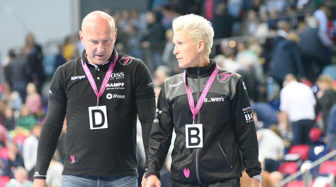 Manager Ferenc Rott und Trainerin Edina Rott: Wie geht’s für die Metzinger Handballerinnen weiter? FOTO: EIBNER