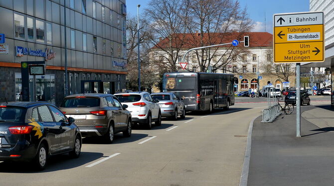 Ein Bus, viele Pkw – die (vorläufige) Absage der Stadt an eine reine Busabbiegespur ruft auch Kritik hervor. FOTOS: NIETHAMMER