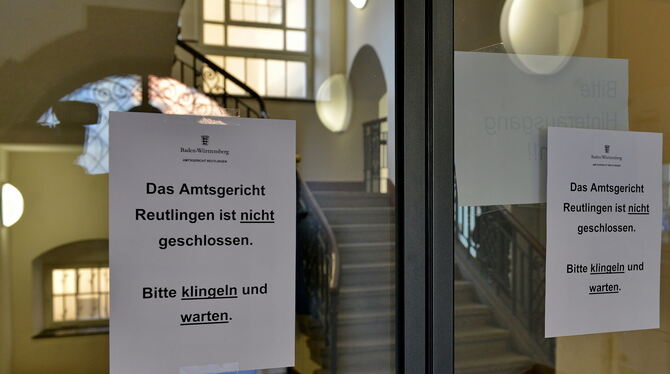 Der Betrieb im Reutlinger Amtsgericht läuft weiter, allerdings eingeschränkt und unter Sicherheitsvorkehrungen. FOTO: NIETHAMMER