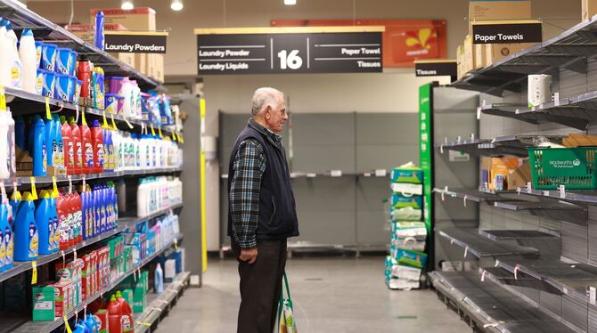 Menschen neigen in Notsituationen dazu, sich einzudecken. Manch einer steht deshalb vor leeren Supermarktregalen.  FOTO: DPA