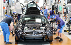  Mitarbeiter im BMW-Werk Leipzig arbeiten in der Montage des i8. Der Plug-in-Hybrid-Sportwagen wird seit 2013 dort gebaut.  FOTO