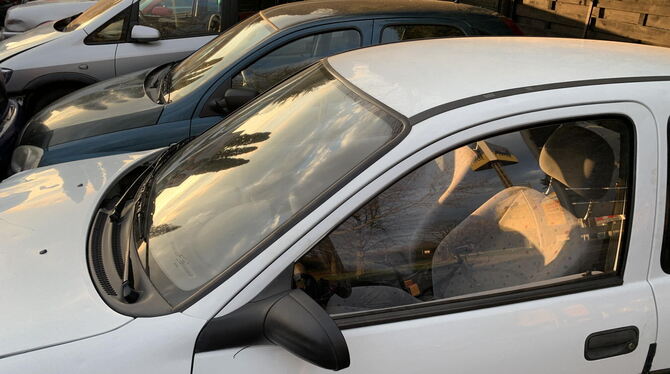 Wenn die Abendsonne in das graue Interieur einen Opel Corsa B fällt, kommen bei vielen die Erinnerungen an ihren ersten Kleinwag