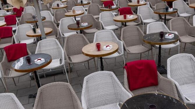 Leere Stühle vor Straßencafé