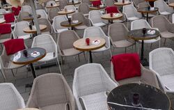 Leere Stühle vor Straßencafé