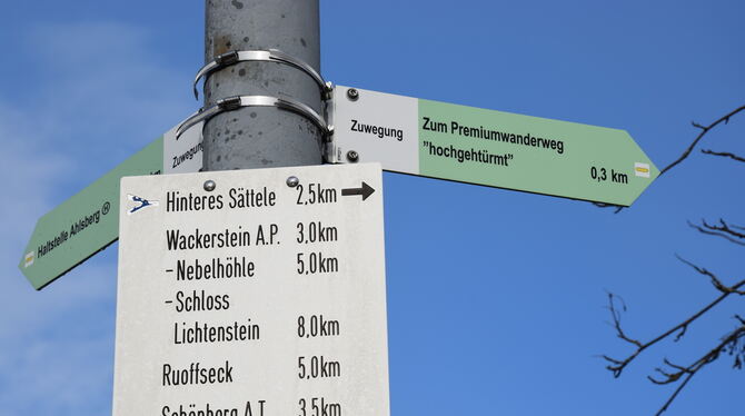 Am Wanderparkplatz Ahlsberg ist der Zugang zum Premiumwanderweg »hochgehtürmt« bereits ausgeschildert.  FOTO: SAUTTER