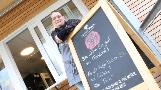 Jonne Carstens vor ihrem Kiosk-Verkauf: Hier bekommen Gäste Kaffee, Kuchen & Co. – alles zum Mitnehmen.  FOTOS: FISCHER