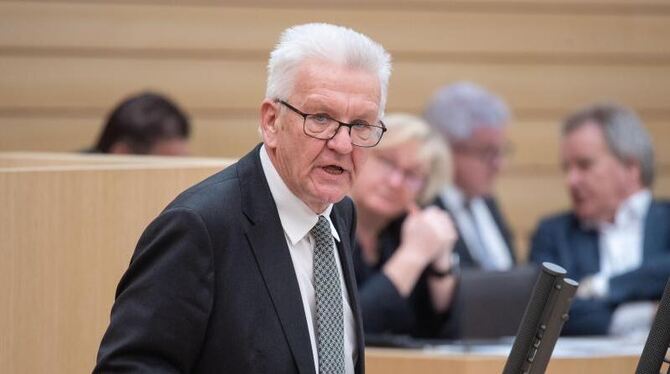 Winfried Kretschmann nimmt an einer Sitzung teil