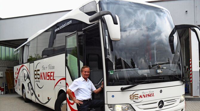 Fahrer Branko Zajec vor seinem Bus. Die Branche sendet Hilferufe an die Politik.  FOTO: KNISEL