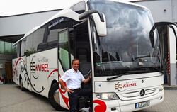 Fahrer Branko Zajec vor seinem Bus. Die Branche sendet Hilferufe an die Politik.  FOTO: KNISEL