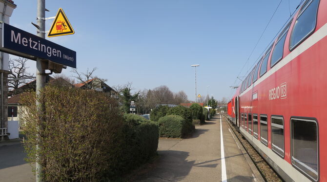 Ein Regionalexpress hält am Metzinger Bahnhof. Das Pendeln mit dem Zug macht gerade keinen Spaß. Zu unangenehm sind die Begegnun
