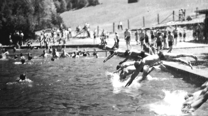 Hinein ins neue Becken: Schwimmbadeinweihung in Öschingen im Jahr1934.