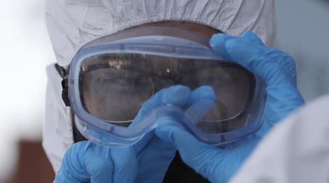 Eine Person in Schutzausrüstung