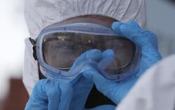 Eine Person in Schutzausrüstung