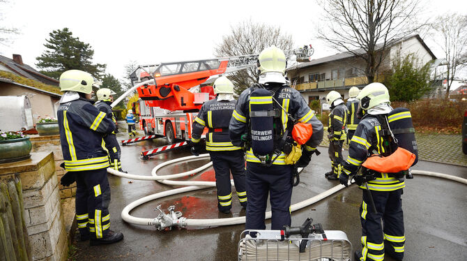 Die Feuerwehr rückte mit mehreren Fahrzeugen und rund 50 Einsatzkräften aus, um den Brand zu löschen. FOTO: PIETH