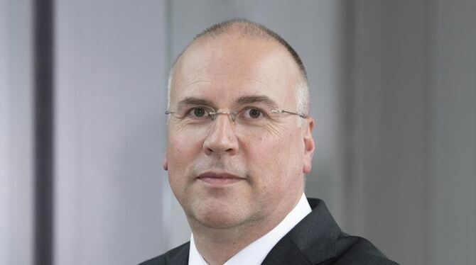 Johannes Bauernfreind steht in der Zentrale der AOK