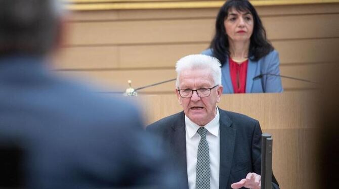Winfried Kretschmann sitzt im Landtag