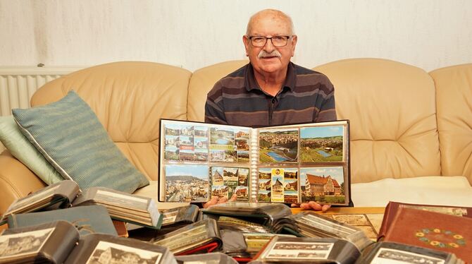Dieter Schmalenbach inmitten seiner Schätze. Der Auinger ist leidenschaftlicher Sammler alter Post- und Ansichtskarten.  FOTOS: