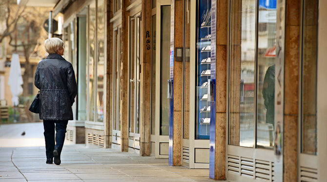 Die Ladenschließungen stürzen die Händler in eine Krise.  FOTO: GEA