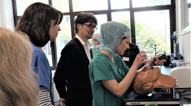 Wie ein Beatmungsschlauch vor einer Operation gelegt wird, wurde beim Tag der offenen Tür in der neuen Akademie der Kreisklinike