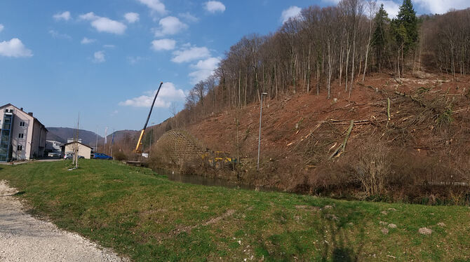 Die Forst-Baustelle an der B 465 zwischen Bad Urach und Münsingen geht überraschend schnell voran. Der Wald im Hang gegenüber de