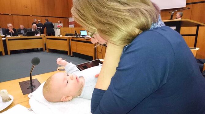 Beratung mit Baby an Bord: Silke Bayer und Laura bei einer Gemeinderatssitzung. FOTO: PRIVAT