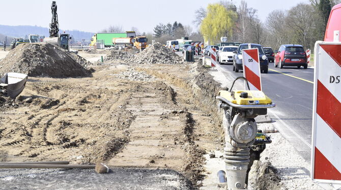 Derzeit rollt der Verkehr über eine Behelfsfahrbahn: Der Umbau der Schlössleskurve zwischen Neuhausen und Dettingen macht sichtl