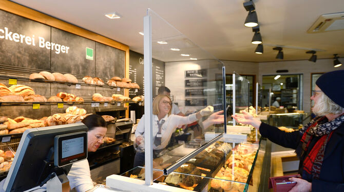 Verkauf hinter Schutzscheiben in der Bäckerei Berger in Reutlingen. Verkauf hinter Schutzscheiben in der Bäckerei Berger in Reutlingen.