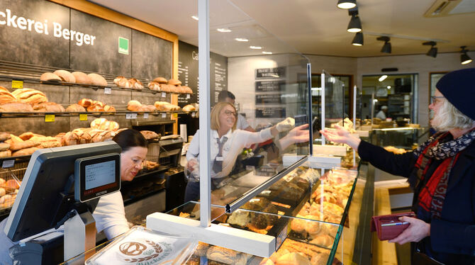 Zum Schutz für Kunden und Mitarbeiter hat die Bäckerei Berger in Reutlingen und Pfullingen Schutzscheiben aufgestellt.  FOTO: PI