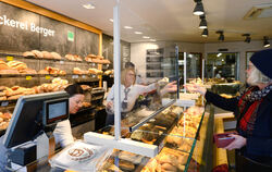 Zum Schutz für Kunden und Mitarbeiter hat die Bäckerei Berger in Reutlingen und Pfullingen Schutzscheiben aufgestellt.  FOTO: PI