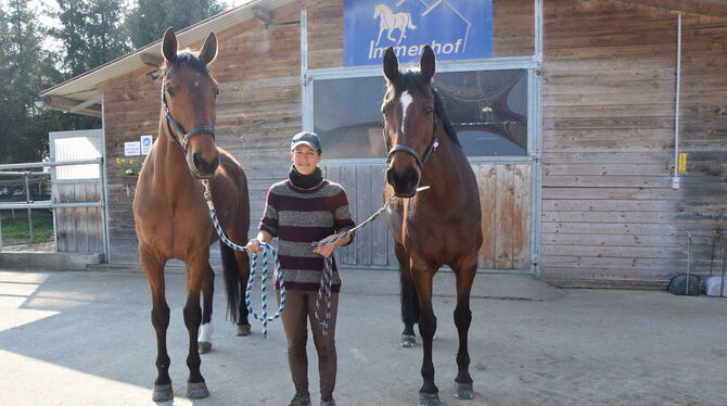 An jeder Hand ein Pferd: Debora Riehle mit Bruno (links) und Lilly (rechts).  FOTO: SAPOTNIK